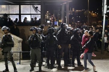 Les forces d'occupation dispersent par la force les Palestiniens rassemblés près de la mosquée d'AlAqsa.