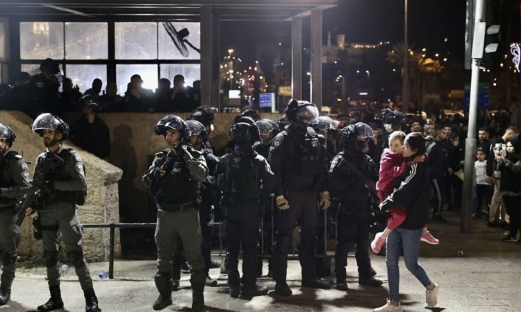 Les forces d'occupation dispersent par la force les Palestiniens rassemblés près de la mosquée d'AlAqsa.