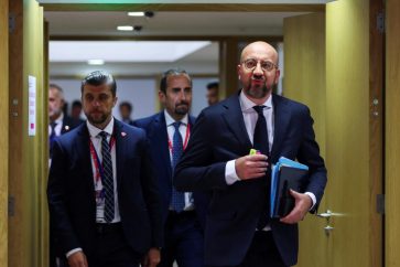 L'extension de l'embargo aux livraisons par oléoduc sera ensuite discutée "dès que possible".