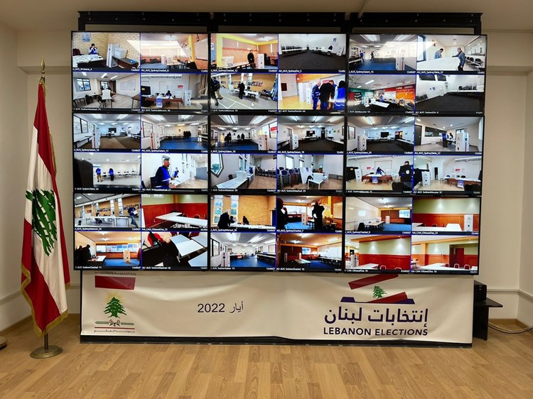 Le scrutin à l'étranger est suivi en direct par vidéosurveillance depuis le ministère des Affaires étrangères à Beyrouth.