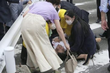 Shinzo Abe a été emmené à l'hôpital et semblait être en arrêt cardio-respiratoire.