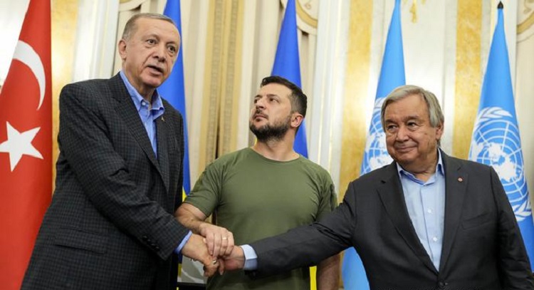 Zelenskyy a accueilli son homologue turc (à gauche) Recep Tayyip Erdoğan et le chef de l'ONU Antonio Guterres (à droite) loin des lignes de front dans la ville de Lviv, dans l'ouest de l'Ukraine.
