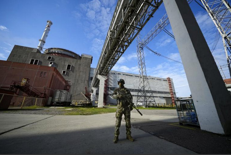 Un militaire russe devant la centrale de Zaporijia