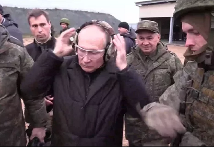 Le président russe en déplacement dans un terrain d’entraînement, à l'ouest de la Russie, le 20 octobre 2022.