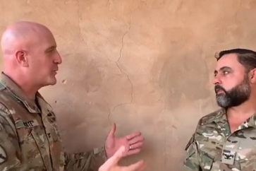 Un soldat US saluant la désignation de Farid Qassem.