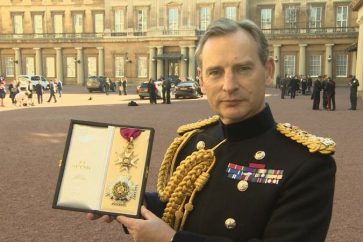 Est sanctionné le général Mark Carleton-Smith, chef d’état-major de l’armée britannique au moment de l’assassinat du général martyr Qassem Soleimani.