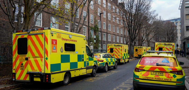 Des ambulances en grève dans le quartier de Waterloo, à Londres, le 21 décembre 2022.