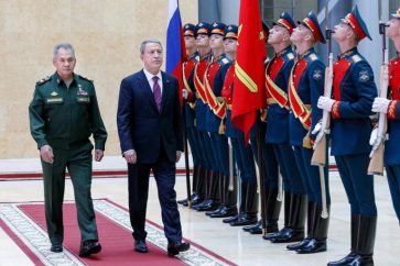 Le ministre russe de la Défense, Sergueï Choïgou, et son homologue turc, Hulusi Akar. MINISTRY OF DEFENCE OF THE RUSSIA / ZUMA PRESS /