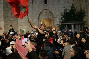 Le drapeau marocain arboré à Bab al-Amoud, l’une des portes d’entrée de la mosquée d’al-Aqsa. Pour le Hezbollah, la Maroc a gagné 2 fois.