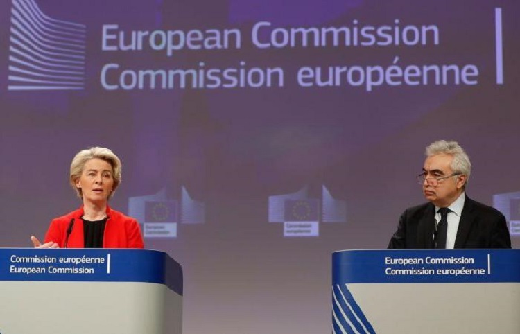La présidente de la Commission européenne, Ursula von der Leyen et le chef de l’Agence internationale de l’énergie, Fatih Birol, lors d’une conférence de presse à Bruxelles, le 12 décembre 2022.