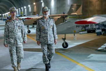 Le chef d'état-major des forces armées iraniennes, le général de brigade Mohammad Baqeri en visite sur la base 313 de drones de l'armée de la RII (Archives/Defapress)