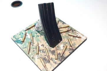 Le chargeur de cartouche M16 et les balles arrachés par l'un des civils libanais à un officier israélien, à la frontière libano-palestinienne.