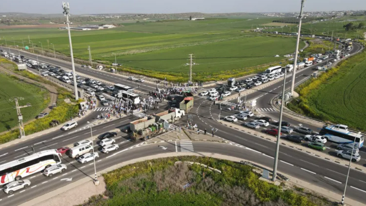 Les autoroutes entre Tel Aviv et AlQuds occupée ont été bloqués par les protestataires anti-Netanyahu.