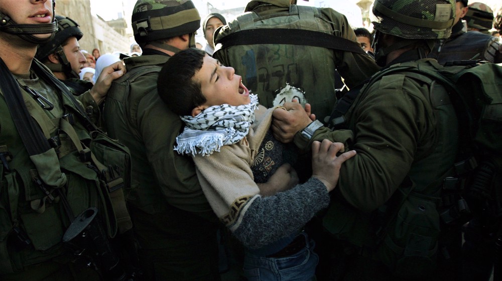 Un enfant palestinien détenu par des soldats israéliens lors d'une manifestation. ©AP