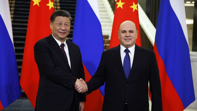 Le Premier ministre Russe Mikhaïl Michoustine (à droite) et le président de la République populaire de Chine Xi Jinping, lors d'une rencontre à Moscou le 21 mars (illustration).