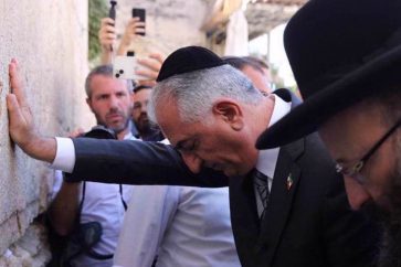 Reza Pahlavi, le fils du Shah déchu d'Iran, kippa sur la tête, devant le mur des lamentations, le 18 avril 2023.