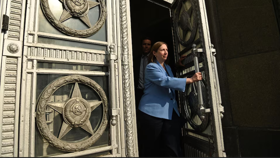 L'ambassadrice américaine en Russie, Lynne Tracy, quittant le siège du ministère russe des Affaires étrangères à Moscou. Photo : Getty Images / KIRILL KUDRYAVTSEV