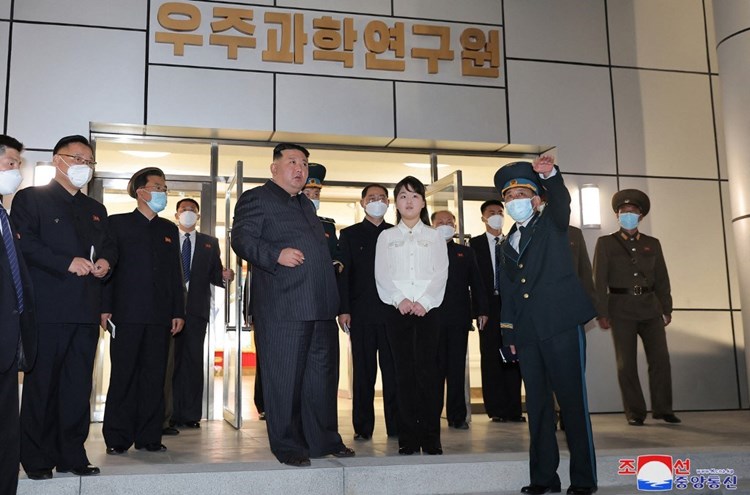 Kim Jong Un visite l'agence spatiale nord-coréenne.