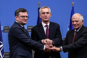 Dmytro Kuleba, ministre ukrainien des Affaires étrangères et Jens Stoltenberg, secrétaire général de l’OTAN ainsi que Josep Borrell, Haut représentant de l'Union européenne pour les affaires étrangères et la politique de sécurité, à Bruxelles le 21 février 2023. (Photo d’illustration).