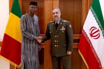 Le ministre iranien de la Défense, le général Mohammad Reza Ashtiani et son homologue malien, Sadio Camara.