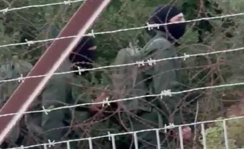 hommes_encagoulee_frontiere