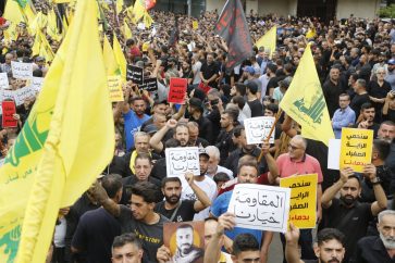 Sur les pancartes: La résistance est notre choix. Nous protègerons la bannière jaune. Notre sang et pas nos armes