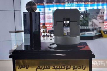 L'Institut iranien des sciences et techniques nucléaires dévoile son césium 137 (137Cs) en présence de Mohammad Eslami, chef de l'OIEA, le 27 août 2023.©IRNA