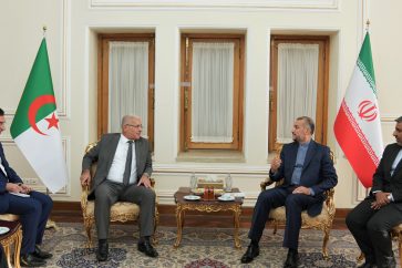 Le ministre iranien des Affaires étrangères Hossein Amir-Abdollahian (D) et le président de l'Assemblée nationale du peuple algérien Ibrahim Boughali (G) se rencontrent à Téhéran le 21 août 2023. ©MFA