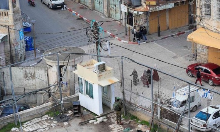 4 femmes et une fille palestiniennes ont été déshabillée de force par les soldates de l'occupation israélienne à AlKhalil Hébron, le 10 juillet 2023.