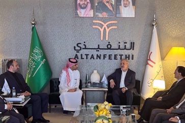 Le nouvel ambassadeur d'Iran en Arabie saoudite, Alireza Enayati (C-D), arrive à Riyad le 5 septembre 2023. ©IRNA