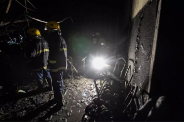 Les équipes de secours inspectent les décombres de la salle des fêtes ravagée par un incendie meurtrier au cours d'un mariage, le 27 septembre 2023 à Qaraqosh, en Irak AFP Zaid AL-OBEIDI