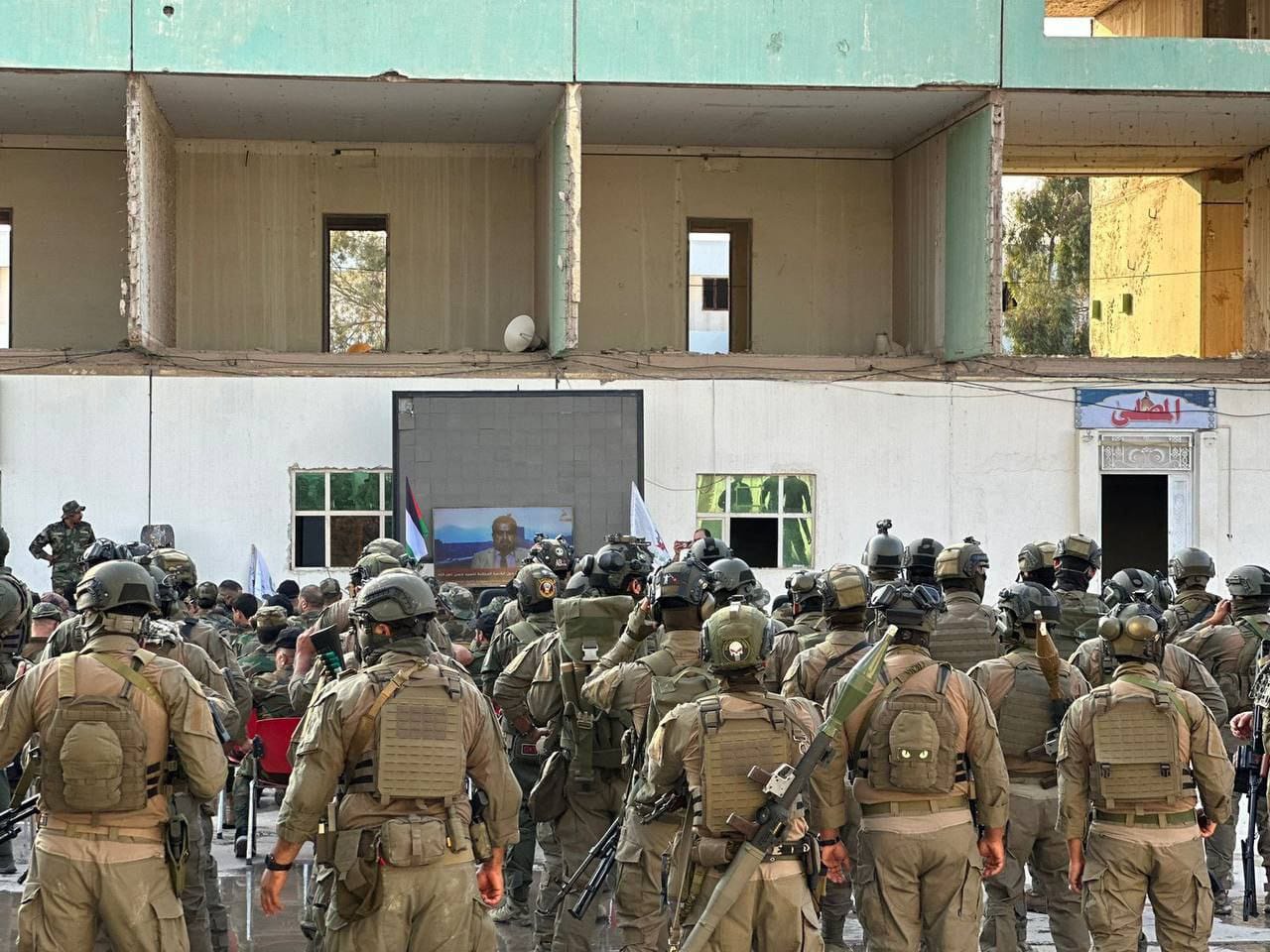 Des combattants irakiens du Hachd al-Chaabi dans l'attente du discours de Sayed Nasrallah