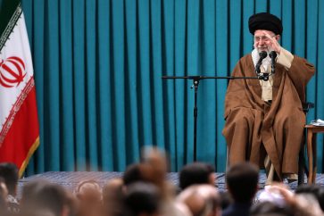 Le Leader de la Révolution islamique d'Iran, l'Ayatollah Seyyed Ali Khamenei rencontre un groupe de volontaires du Bassidj, le 29 novembre 2023. (Crédit photo: khamenei.ir)