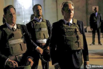 Antony Blinken portait un gilet pare-balles lors de son arrivée en Irak, le 5 novembre 2023.