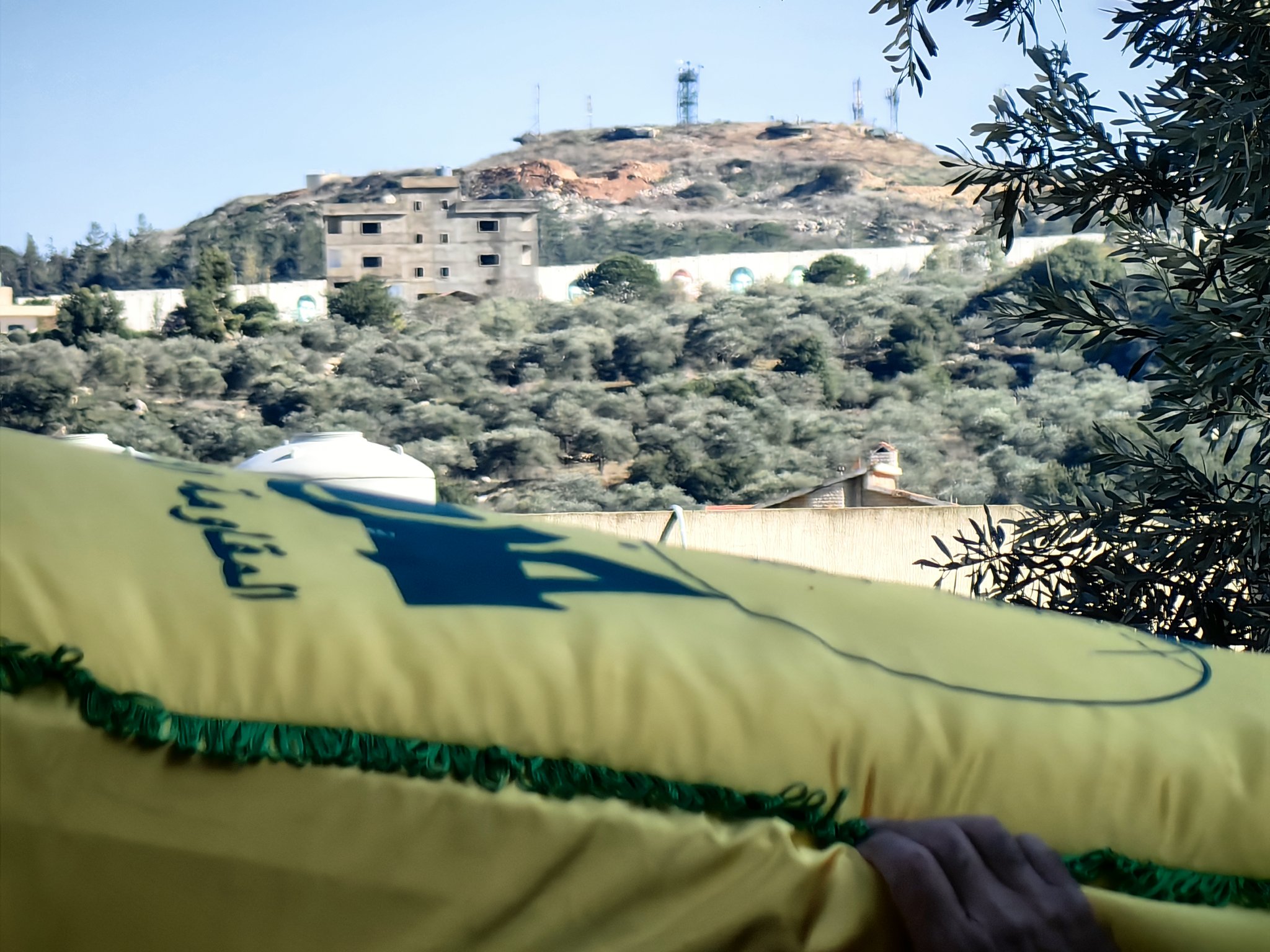 Funérailles d'un martyr du Hezbollah en face de la colonie de Metulla.