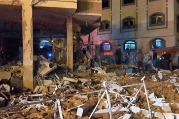 Le personnel de l’hôpital creuse des tombes dans sa cour en prévision du grand nombre de décès attendus