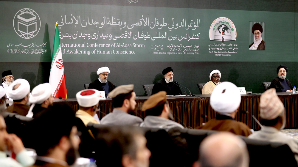 Le président iranien, Ebrahim Raïssi (au centre) s'exprime à la tribune de la conférence internationale ayant comme thème " Le Déluge d'Al-Aqsa et l'éveil de la conscience