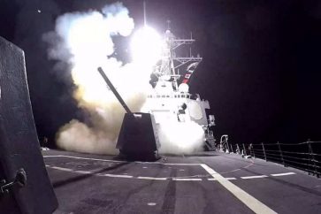 Sur cette photo publiée par le CENTCOM le 3 février 2024, les forces du commandement central américain, aux côtés des forces armées britanniques, mènent des frappes contre le Yémen.