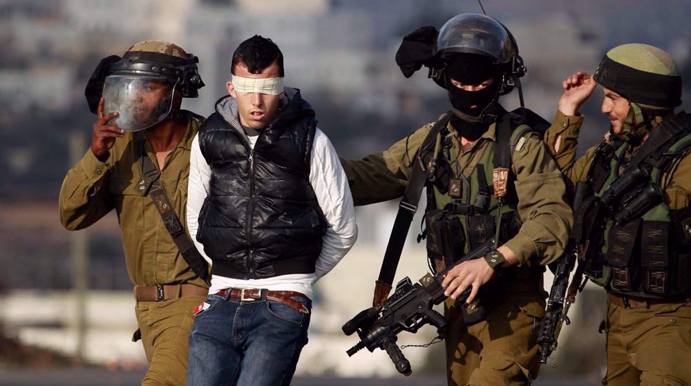 Un jeune palestinien détenu par les forces d'occupation israéliennes