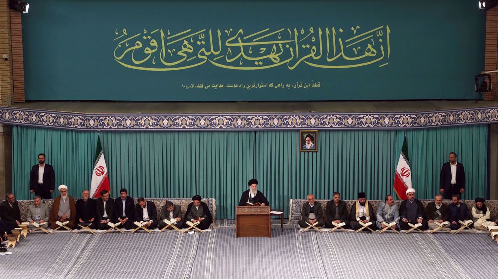 L'Ayatollah Sayed Ali Khamenei, reçoit les participants au 40e Concours international du Coran à Téhéran, capitale iranienne, le jeudi 22 février 2024. (Photo via leader.ir)
