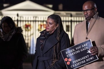 La représentante Cori Bush, au milieu, et le représentant Jamaal Bowman, à droite, devant la Maison-Blanche pour exiger un cessez-le-feu permanent à Gaza, le 29 novembre 2023. ©AP
