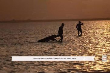 Des combattants yéménites ramassent les débris du MQ9 que les forces de Sanaa ont abattu