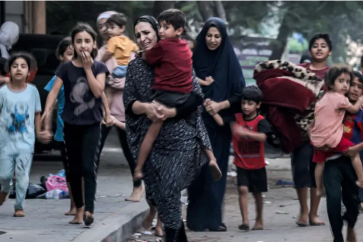 Des femmes et des enfants palestiniens à Gaza, fuyant les bombardements israéliens.