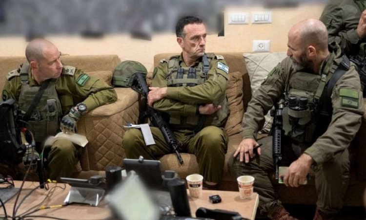 Le chef de l'armée d'occupation Herzi Halevy (au centre) et le chef de la 98e brigade Dan Goldfus (à droite)