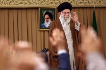 Le Leader de la RII, l'Ayatollah Sayed Ali Khamenei, reçoit en audience un groupe de travailleurs à l'occasion de la Semaine du Travail, le mercredi 24 avril 2024. ©leader.ir