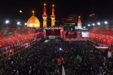 Les musulmans chiites endeuillés rassemblés au saint mausolée de l’imam Hossein (AS) à Karbala en Irak. (Archives)