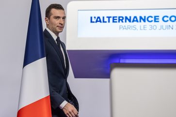 Les Français "ont rendu un verdict sans appel", s'est réjoui dimanche Jordan Bardella dont le parti d'extrême droite le Rassemblement national (RN) est arrivé largement en tête du premier tour des élections législatives en France. (© KEYSTONE/EPA/CHRISTOPHE PETIT TESSON)
