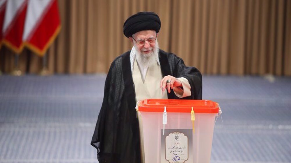 L'Ayatollah Sayed Ali Khamenei, a voté au deuxième tour de l'élection présidentielle dans un bureau de vote à Téhéran, le vendredi 5 juillet 2024. © Mehr News