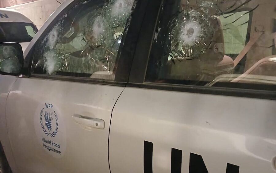 Une photo du véhicule de l’ONU visé par les tirs des forces d’occupation israéliennes.