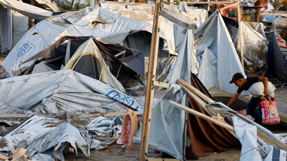 Un Palestinien cherche ses affaires dans les tentes inutilisables. ©Farsnews